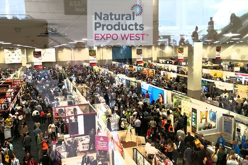 Pavilhão lotado da feira Natural Products Expo West, na Califórnia
